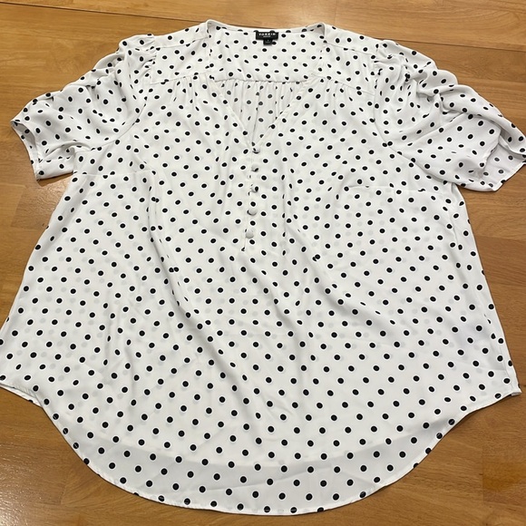 NWOT Torrid Harper Short Sleeve Blouse Size 1X White Black Polka Dots V Neck - Picture 3 of 13